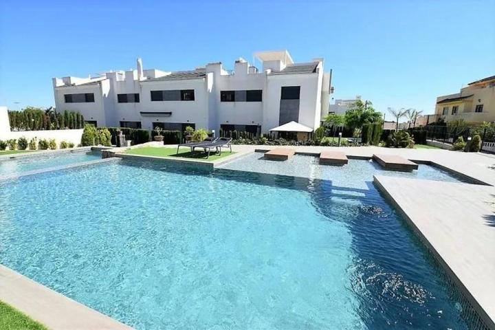 Bungalow en venta en Torrevieja, Los balcones photo 0