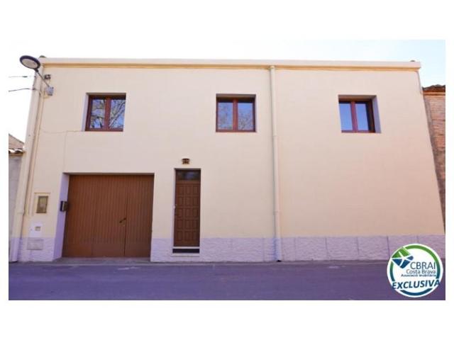 Casa en venta en Vila-sacra photo 0