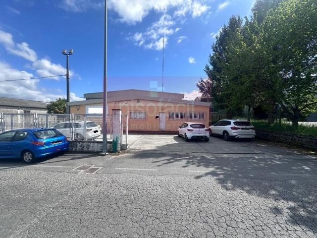 Nave industrial en venta en Lugo photo 0