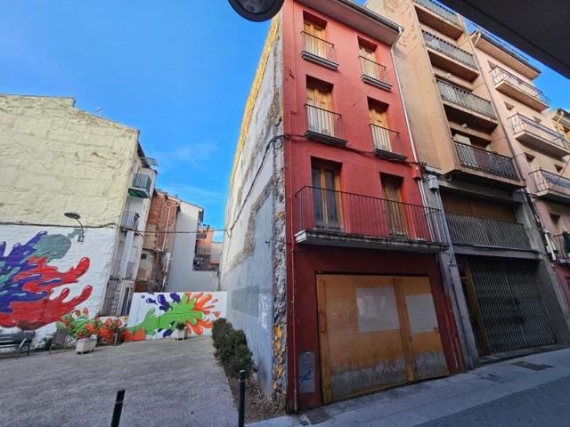 Edificio en venta en Olot, Centro photo 0
