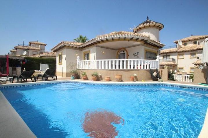 Chalet en venta en Orihuela Costa, Villamartin photo 0