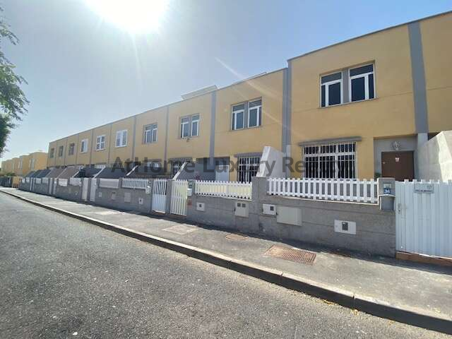 Adosada en venta en San Isidro, San Isidro photo 0