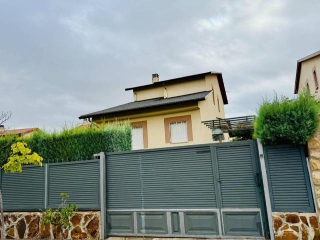 Chalet en venta en El Espinar photo 0