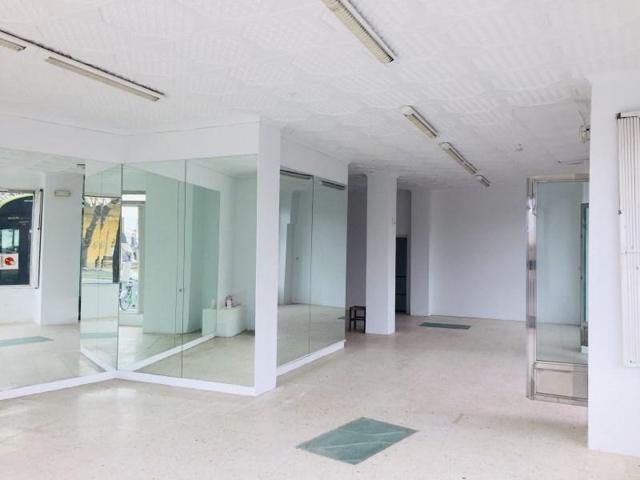 Local comercial en venta en Badajoz photo 0