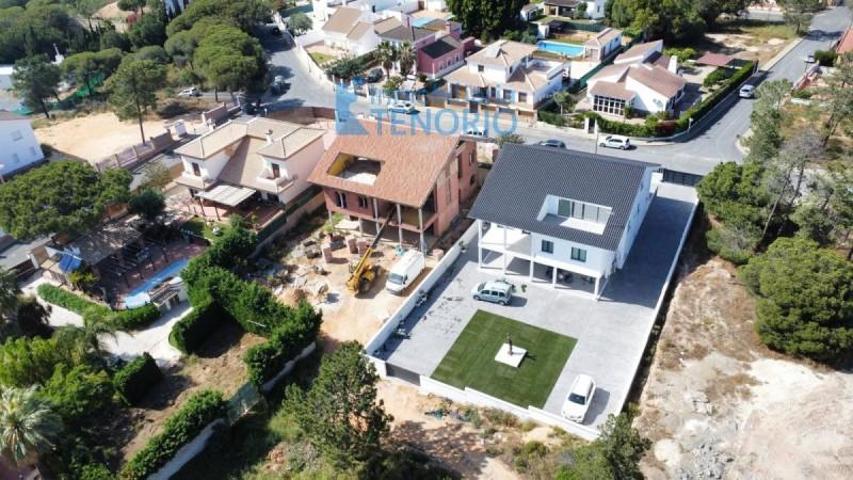 Chalet en venta en Lepe, Pinares de Lepe photo 0