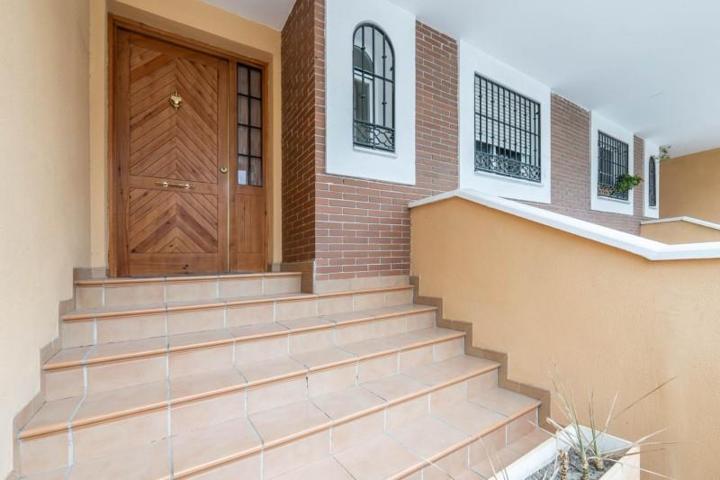 Adosada en venta en Churriana de la Vega, San Cayetano photo 0