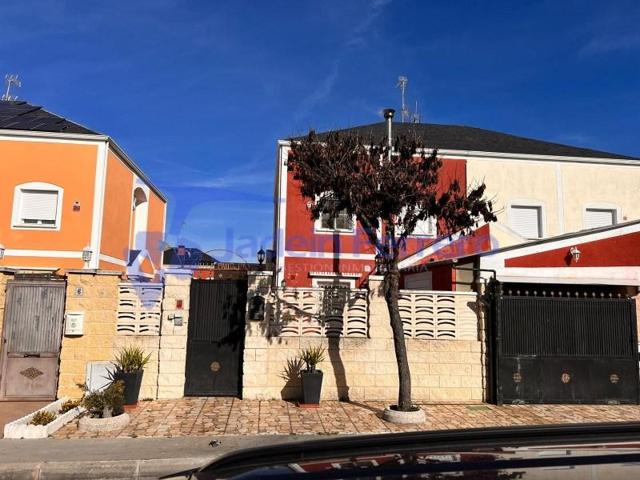 Chalet en venta en Ugena photo 0