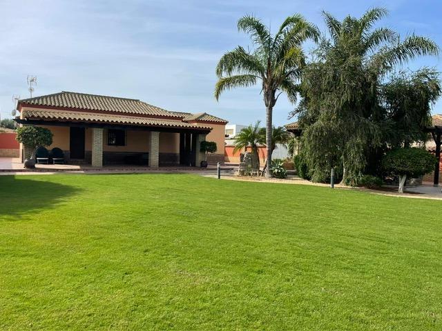 Chalet en venta en Chiclana de la Frontera, Pago Melilla photo 0