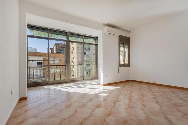 Piso en venta en Barcelona, La Guineueta photo 0
