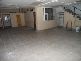 Local comercial en venta en Barcelona, Verdun photo 0
