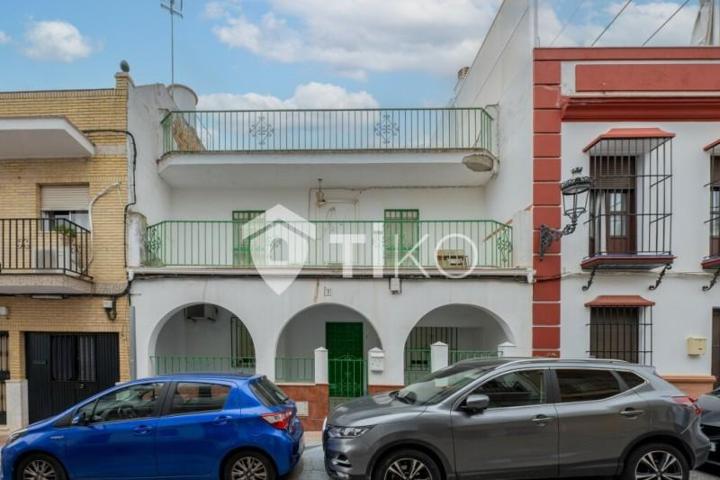 Casa en venta en Tomares photo 0