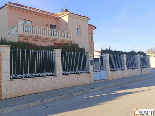 Casa en venta en Manzanares photo 0