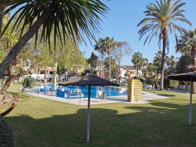 Apartamento en venta en Chiclana de la Frontera, 2ª pista de La Barrosa photo 0
