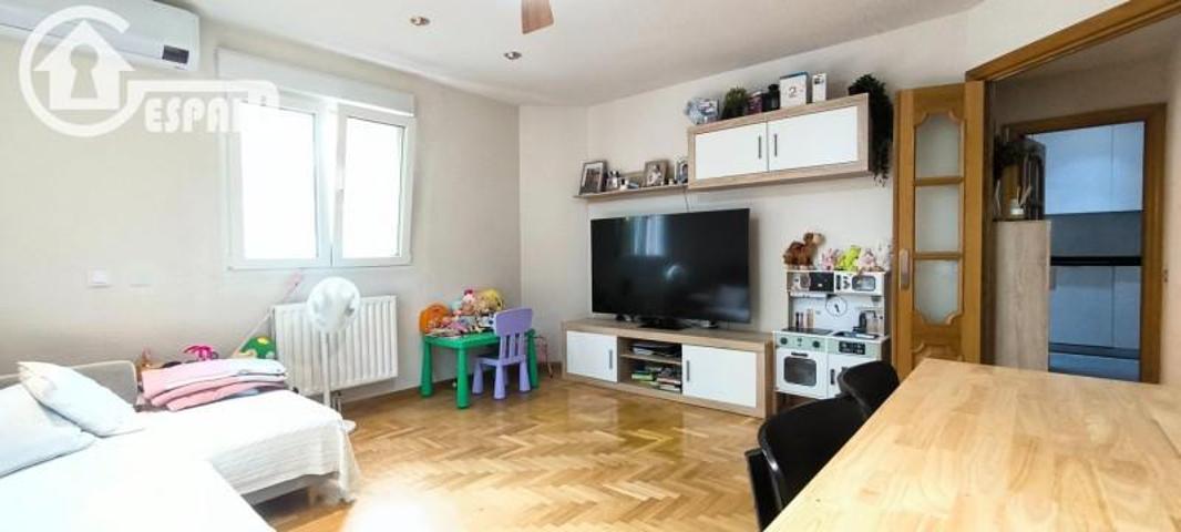 Piso en venta en Madrid, Águilas photo 0