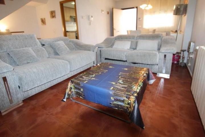 Adosada en venta en La Pobla de Vallbona, Urb. maravisa photo 0