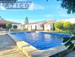 Chalet en venta en La Rinconada photo 0