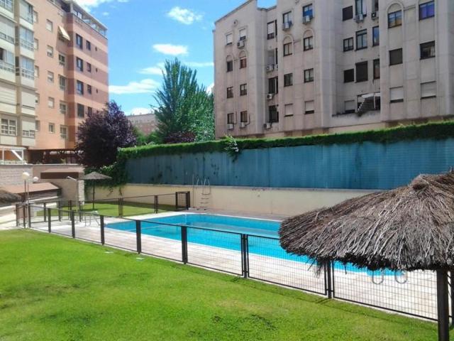 Apartamento en venta en Madrid, San Blas, Rejas photo 0