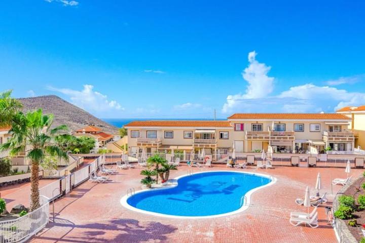 Apartamento en venta en Arona, Chayofa photo 0