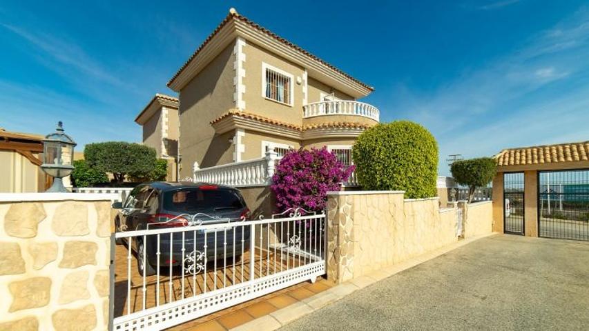 Chalet en venta en Torrevieja photo 0