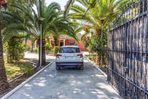 Chalet en venta en Carmona photo 0