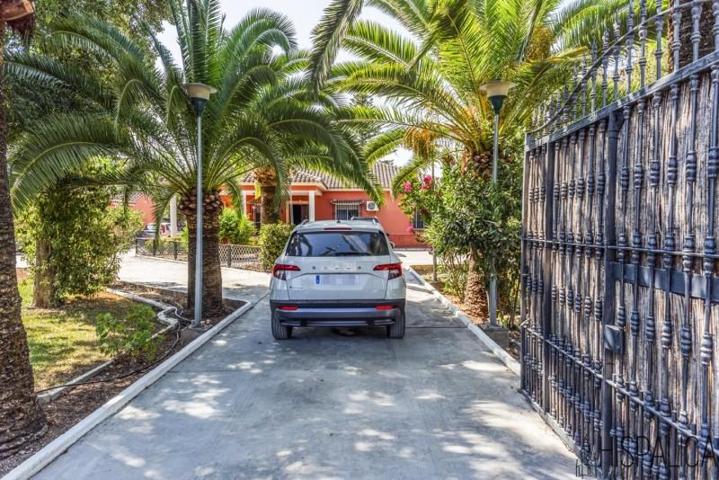 Chalet en venta en Carmona photo 0