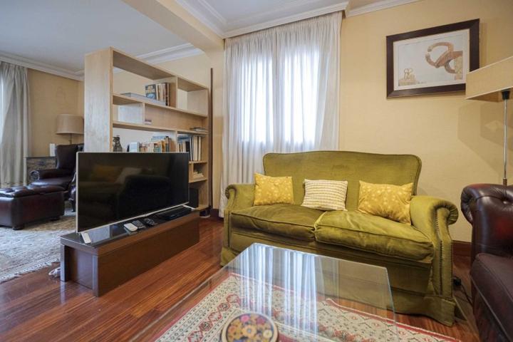 Piso en venta en Donostia-San Sebastián, URBANIZACION CON RAYA DE GARAGE PRIVADO photo 0