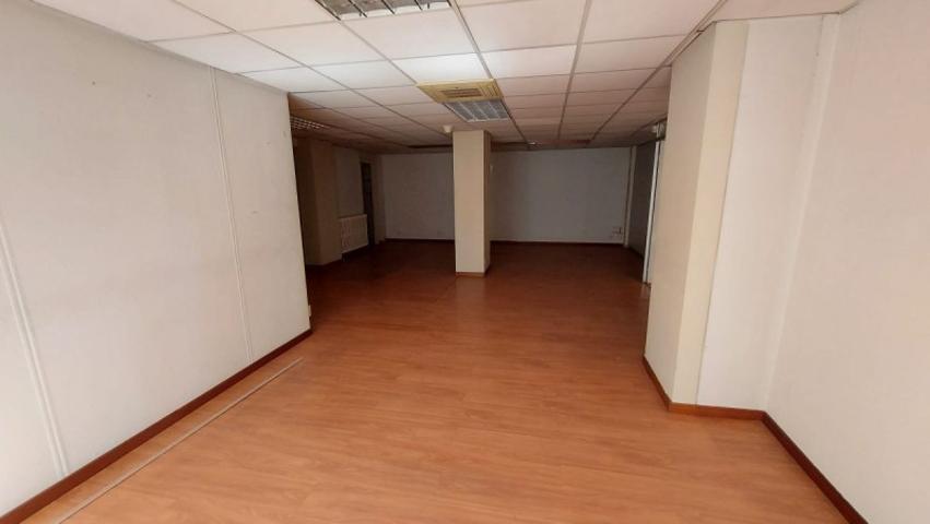Local comercial en venta en León, Centro photo 0