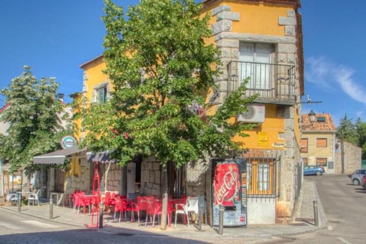 Edificio en venta en Hoyo de Manzanares, Casco urbano photo 0