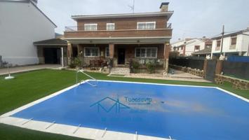 Chalet en venta en El Tiemblo photo 0