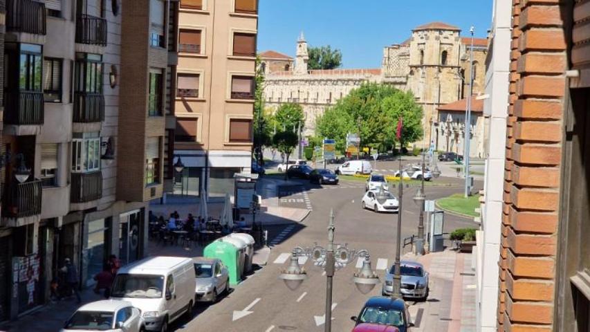 Piso en venta en León, Centro photo 0