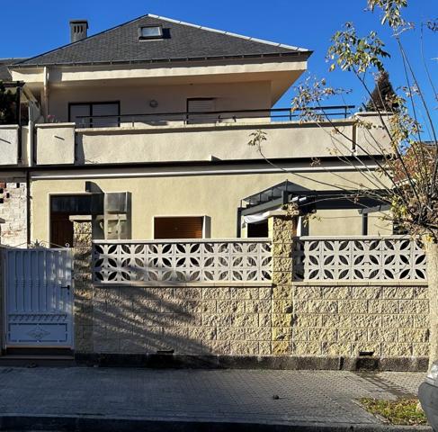 Adosada en venta en Laredo photo 0