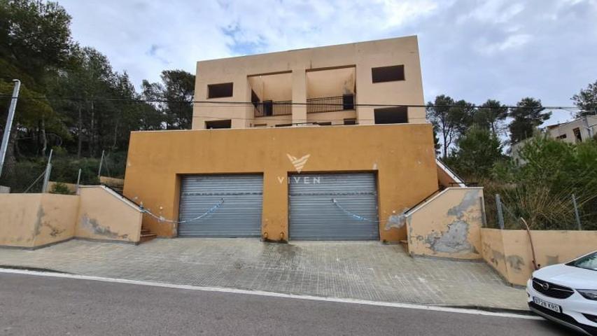 Adosada en venta en Canyelles, California photo 0