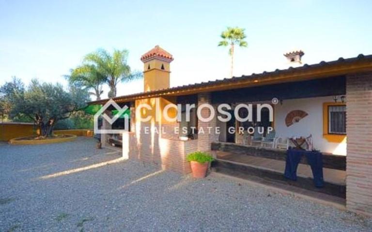 Casa con terreno en venta en Coín photo 0