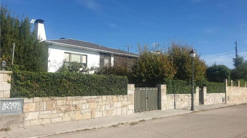 Chalet en venta en Miraflores de la Sierra photo 0