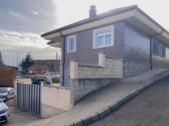 Chalet en venta en Sariegos, Northern spain photo 0