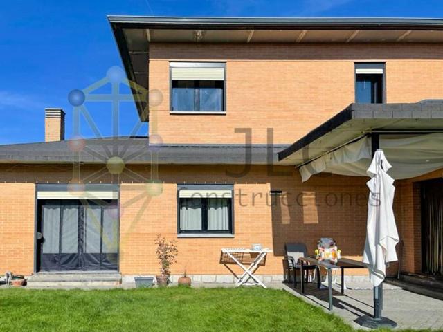 Chalet en venta en Cabanillas del Campo photo 0