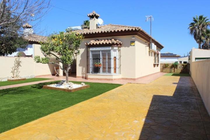 Chalet en venta en Chiclana de la Frontera, Los gallos photo 0