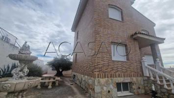 Chalet en venta en Yuncos photo 0