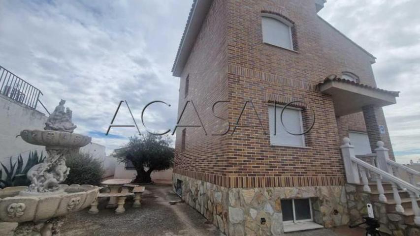 Chalet en venta en Yuncos photo 0