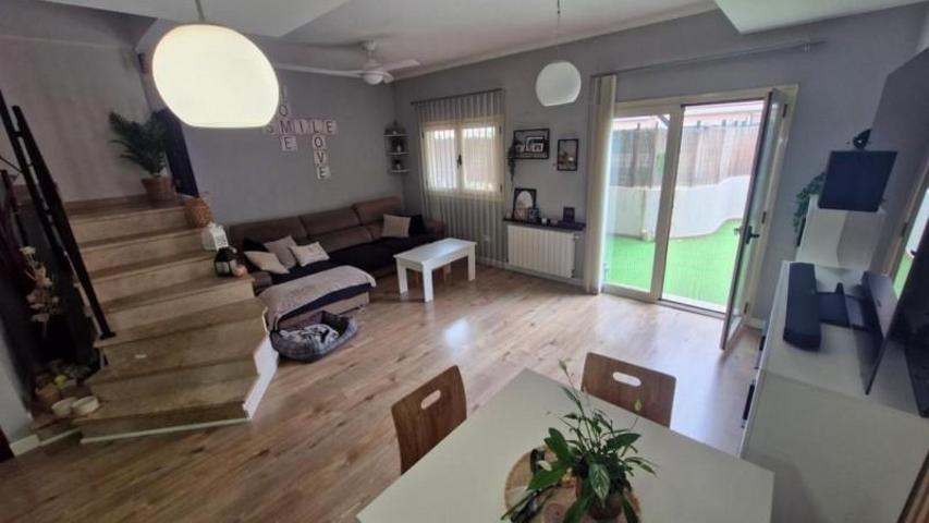 Adosada en venta en La Pobla de Vallbona, Núcleo Urbano photo 0