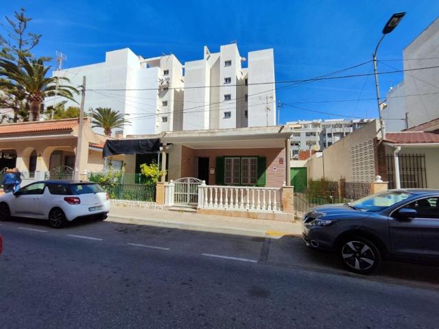 Casa con terreno en venta en Torrevieja, Playa del Cura photo 0