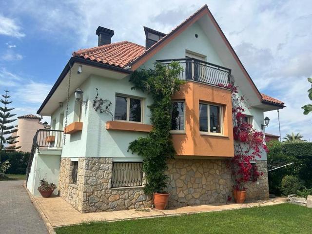 Chalet en venta en Torredembarra, Mont-Roig del Camp photo 0