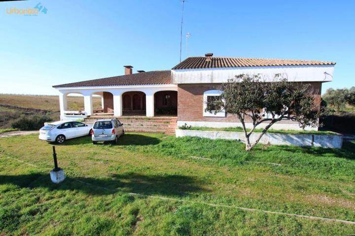 Casa con terreno en venta en Badajoz, Urb. Ctra. De Sevilla photo 0