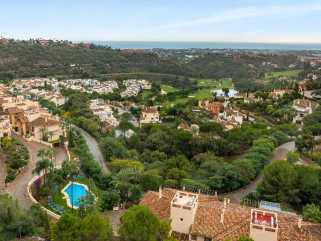 Apartamento en venta en Benahavís photo 0