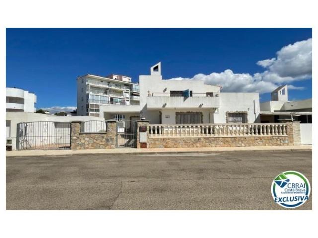 Casa en venta en Roses photo 0