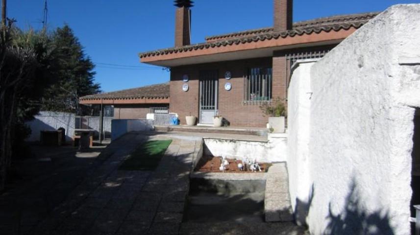 Chalet en venta en Villares de la Reina, Urbanización la mina photo 0