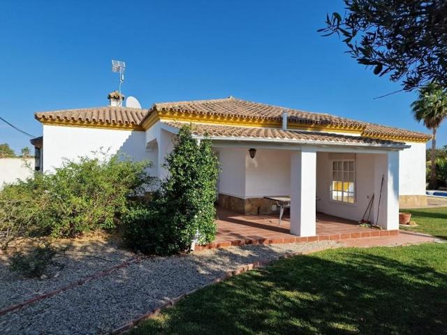 Chalet en venta en Chiclana de la Frontera, Hozanejo photo 0