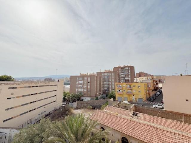 Piso en venta en Almería, Barrio san luis photo 0