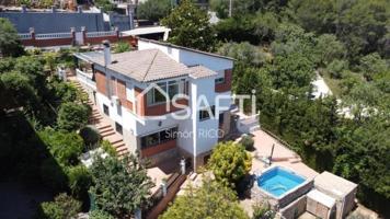 Casa en venta en Vallirana photo 0