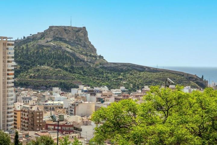 Edificio en venta en Alicante, Carolinas bajas photo 0